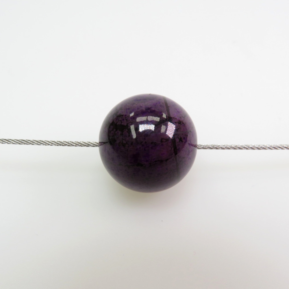 Sugilith Kugel gebohrt (3 mm Bohrung)